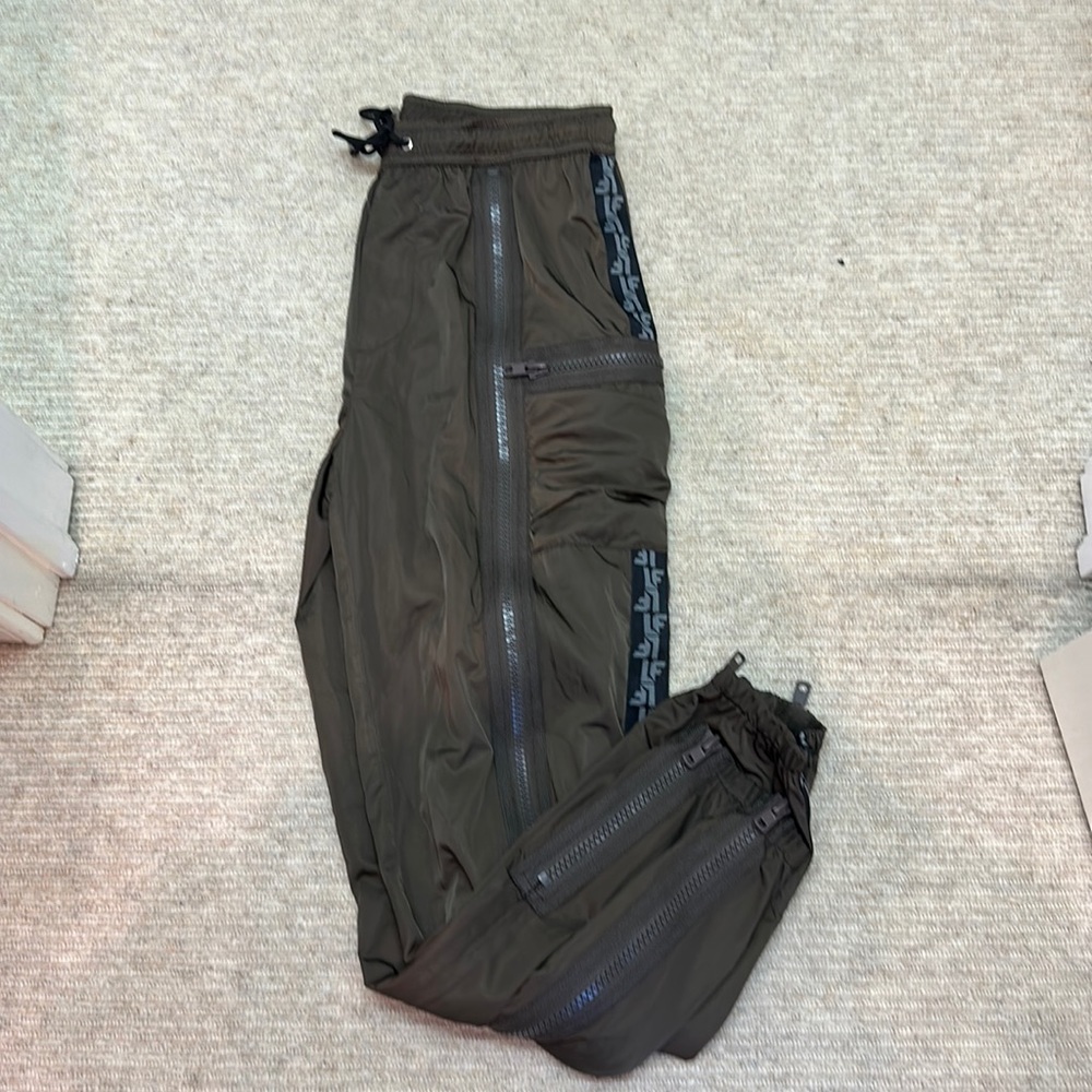 TRENDY LF OLIVE GREEN ZIPPER JOGGERS NEVER WORN
